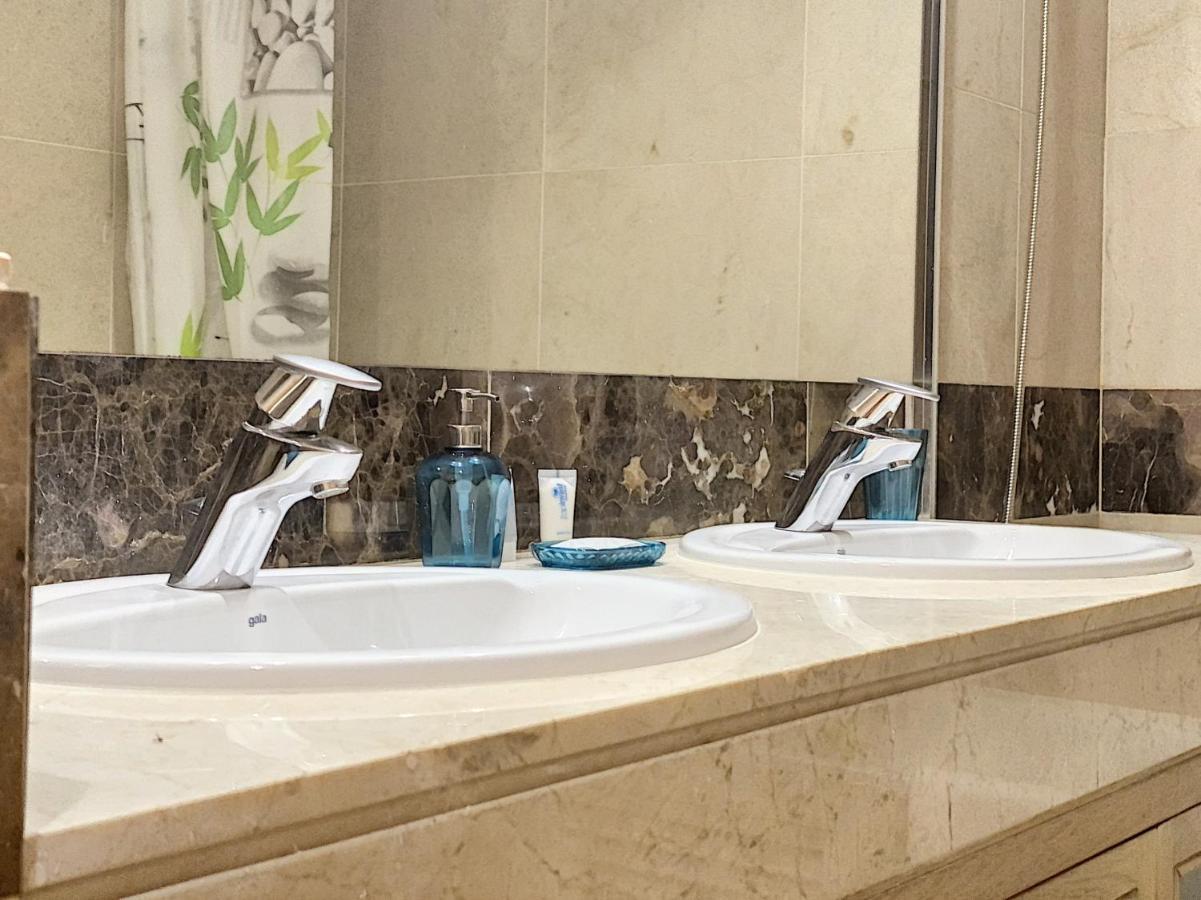 Lovely Apartment With Pool & Sea Views - Marina Del Castillo 2129 Манилва Экстерьер фото
