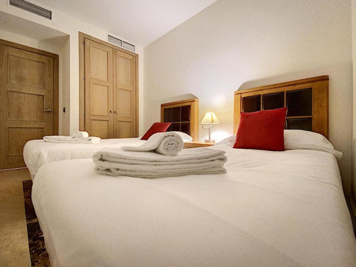 Lovely Apartment With Pool & Sea Views - Marina Del Castillo 2129 Манилва Экстерьер фото